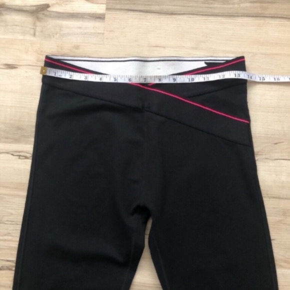 Fabletics Women’s Maddox Capri Leggings Black Coral Logo Waistband - Picture 3 of 8